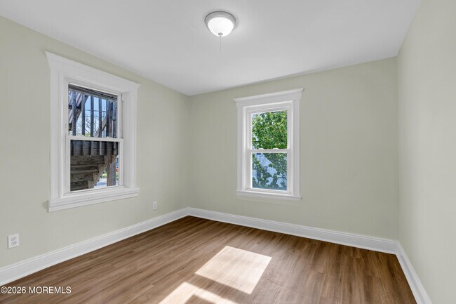 Building Photo - 303 Comstock St