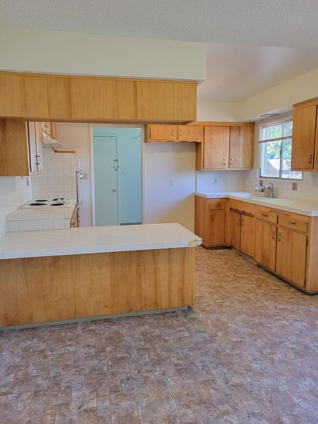 Building Photo - Spacious West Side 4 Bedroom with Large Garage