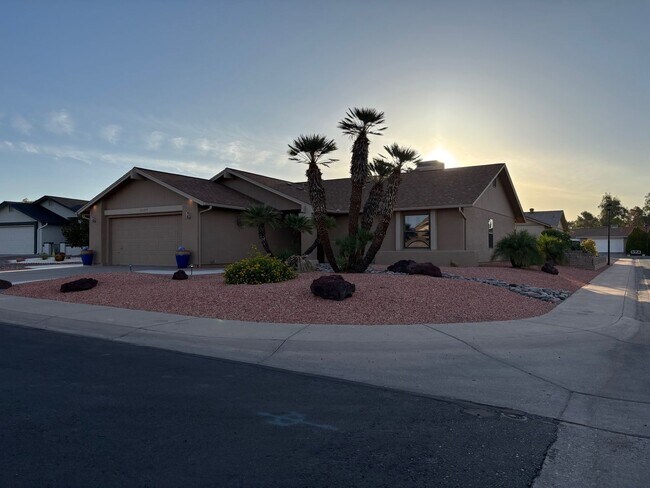 Primary Photo - Lovely updated 3 bed 2 bath home in Leisur...