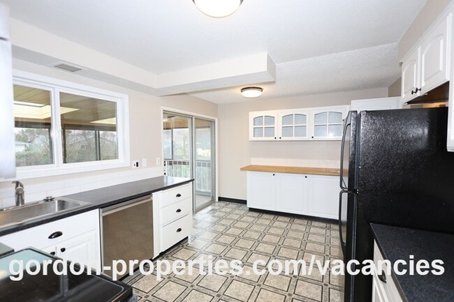 Building Photo - NE 22nd Ct - Gresham 4 bedroom split level home