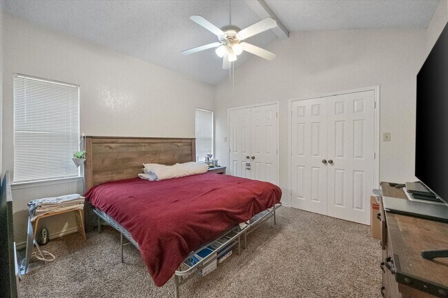 Building Photo - Quiet Cedar Hill Duplex on a Cul-d-sac