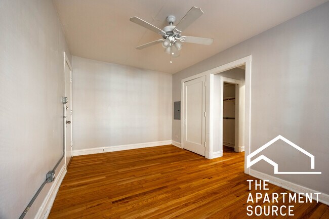 Building Photo - 3257 W Wrightwood Ave