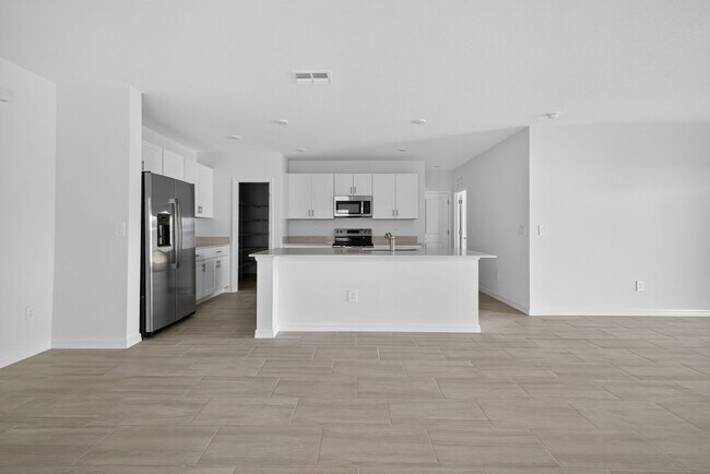 Building Photo - Brand New 6-Bed Available Now!