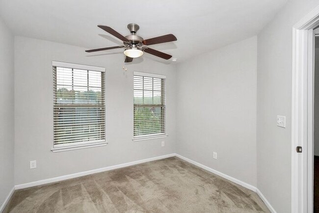 Building Photo - Stunning 3 Story 3BD/2+2HalfBA Townhome in...