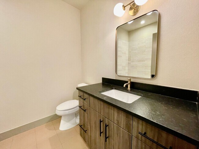 Building Photo - Spacious & Stunningly Remodeled Duplex in ...
