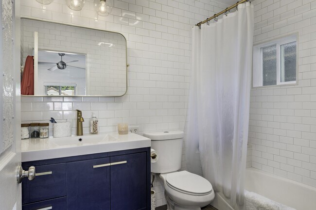 Building Photo - 3740 E Mayfield St