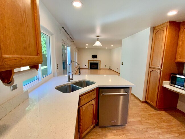 Building Photo - Stunning 4 Bedroom/2.5 bath- Move-In Ready Home with Private Backyard