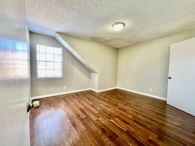 Building Photo - 3822 Englewood Cir