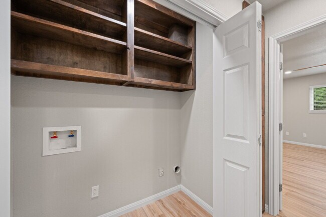 Building Photo - 2 Bed, 2 Bath Duplex