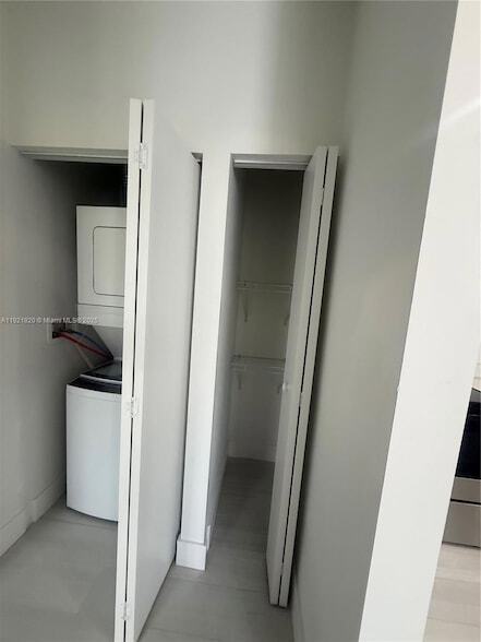 Building Photo - 909 E 24th St