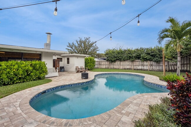 Building Photo - 3218 Carnine Dr