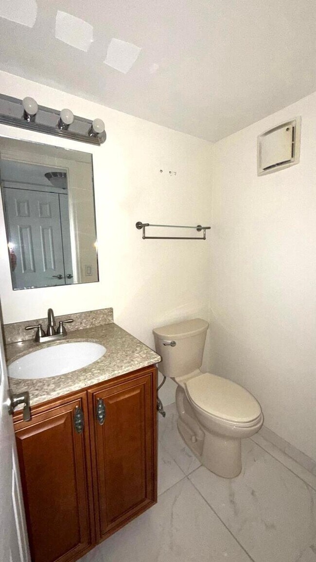 Building Photo - 42 Sussex B