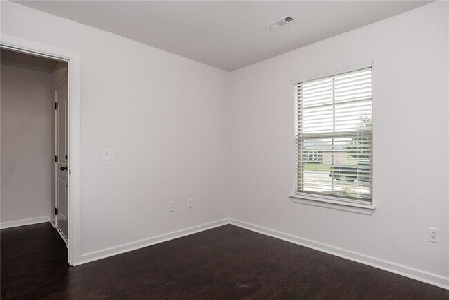 Building Photo - 105 Lion Dr N