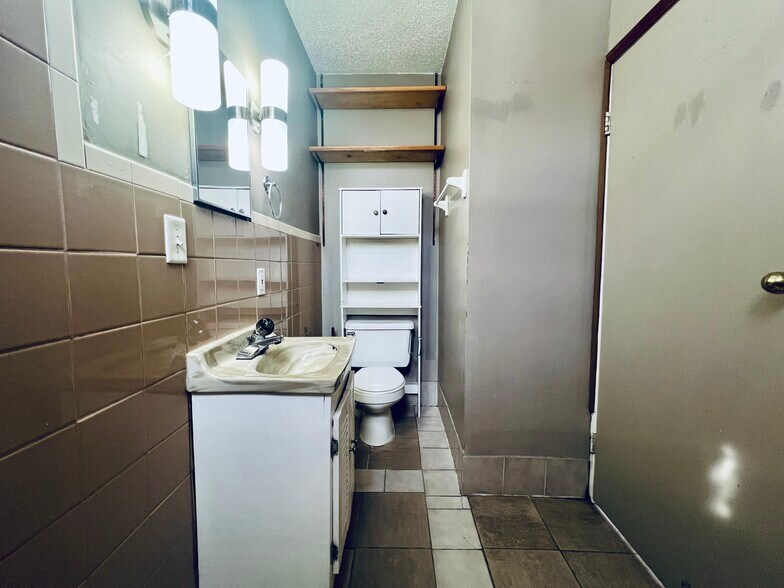 Bathroom - 2222 Walnut St