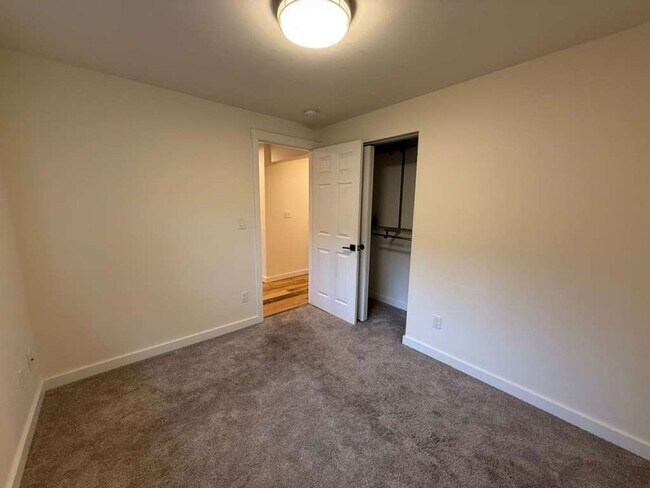 Building Photo - Stunning 4 Bed 3 Bathroom Home!