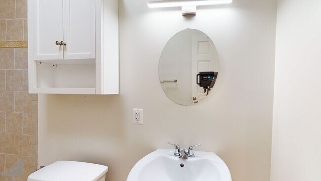 Building Photo - Renovated 2 Bedroom 2 Bath in Columbia Hei...