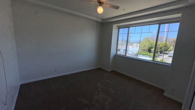 Building Photo - 3 bedroom East Side Costa Mesa Townhome