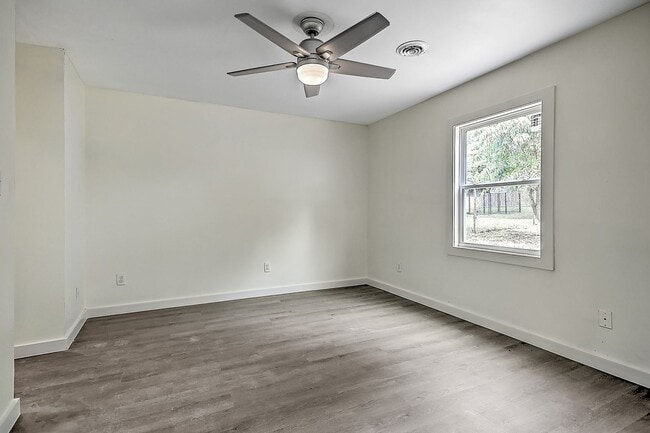 Building Photo - 4 Bedrooms 3 Baths Bristol TN