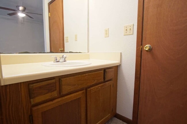Building Photo - Spacious End-Unit Townhome with Lake Views...