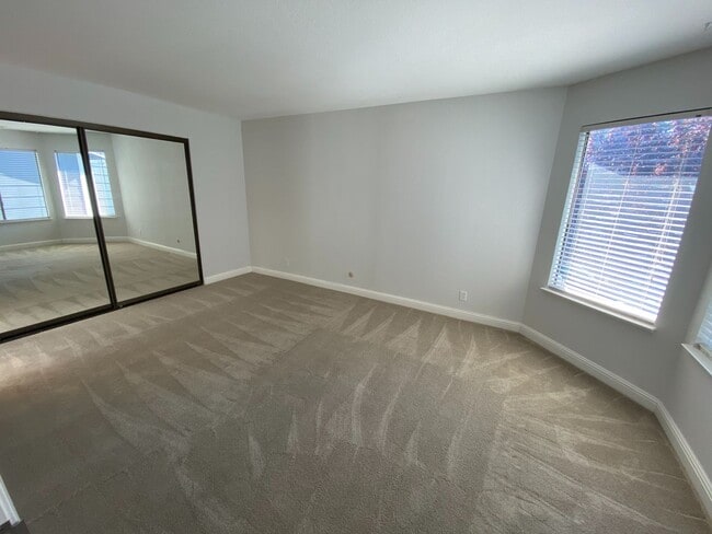 Building Photo - 2 Bed 2.5 Bath Townhouse W/ 2 Car Attached...