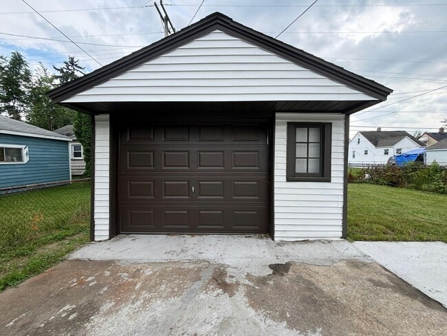 Building Photo - 8672 Hudson Ave