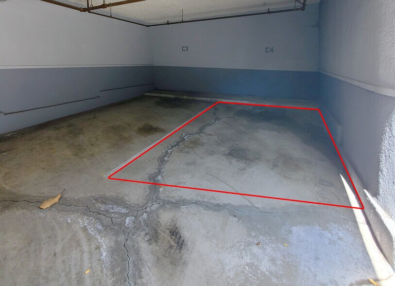 1 Assigned Parking - 972 Larrabee St