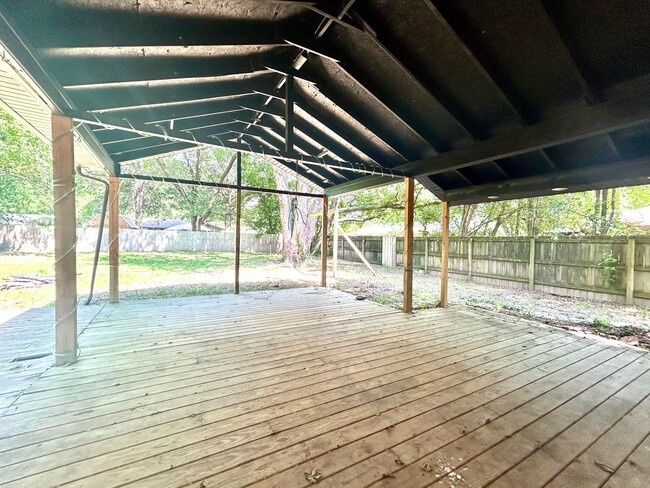 Building Photo - Updated 3 Bed / 2 Bath home with Single Car Garage in Farmington