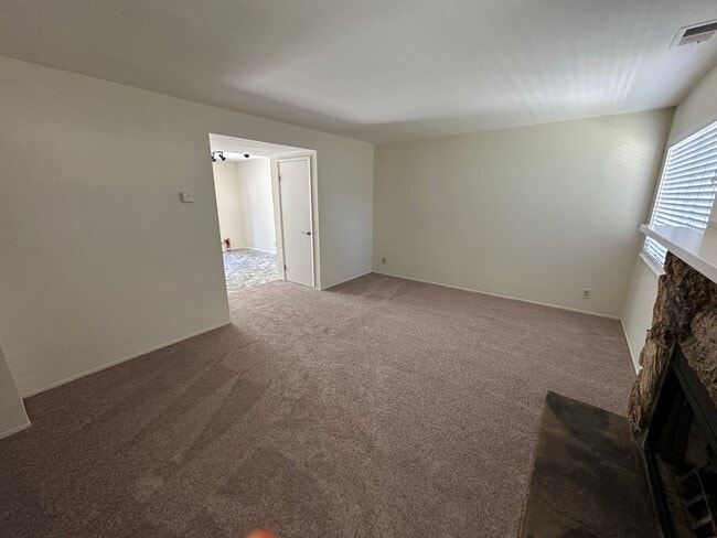 Building Photo - Townhouse 2 bedroom, 2.5 bath, washer/drye...