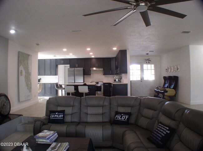 Building Photo - 8 Taxiway Lindy Loop