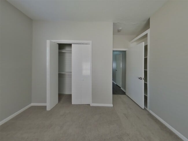 Building Photo - 535 Shady Brook Dr