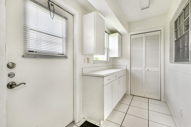 Building Photo - 450 French Royale Cir