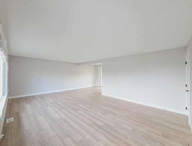 Building Photo - 20/22 Poplar Ave.