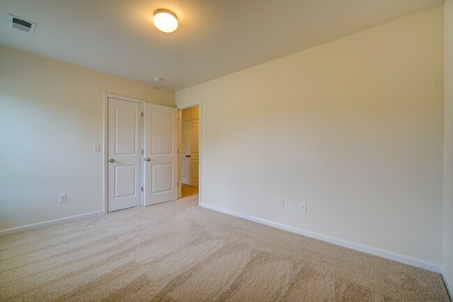 Building Photo - 3 BR, 2.5 BA., 2 Car Garage in Boiling Springs, Near I-85