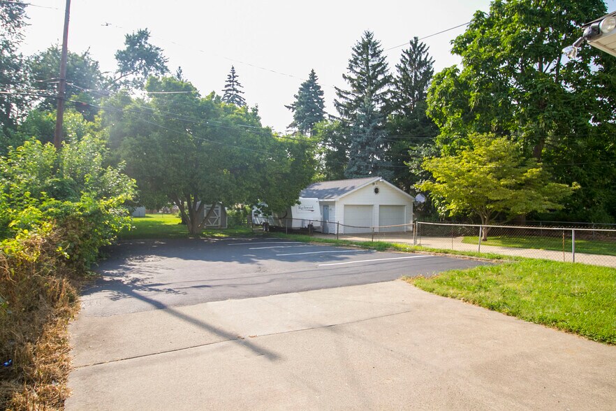 Building Photo - 4129 N Lockwood Ave