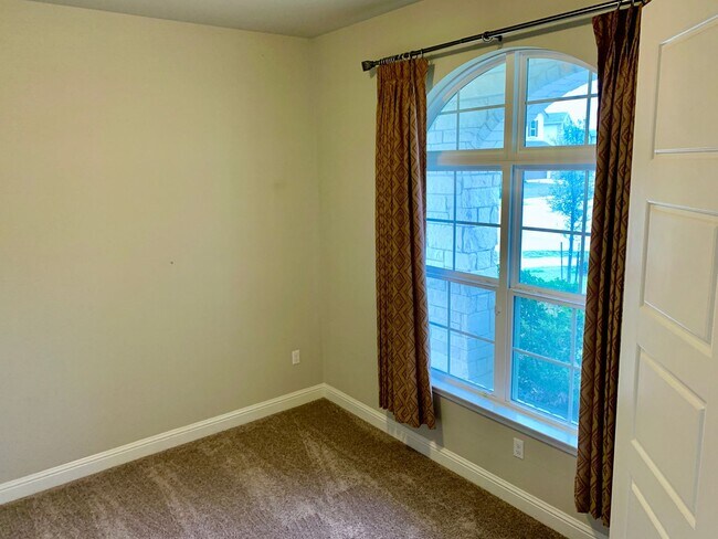 Building Photo - Gorgeous 5 bedroom home. Spacious and Elegant!