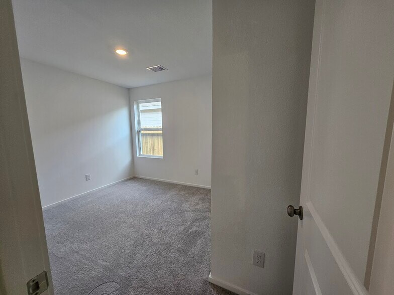 Building Photo - 14881 N Ascot Bnd Cir