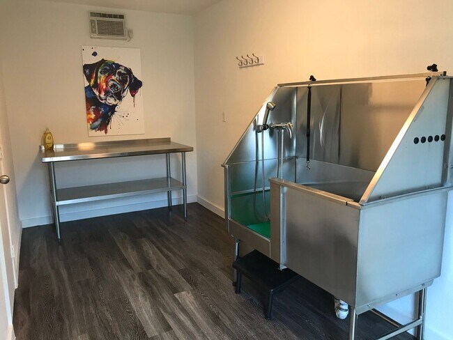 Building Photo - Charming 2-bedroom, 1-bathroom apartment!