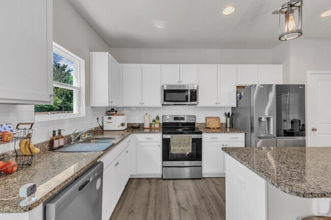 Building Photo - Spacious 3-Bedroom Home for Rent in Knight...
