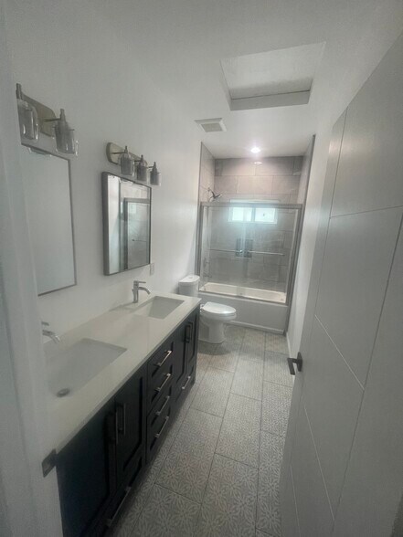 Building Photo - 10863 Nettleton St