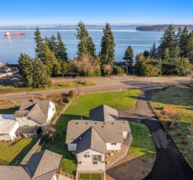 Building Photo - Waterfront Living!