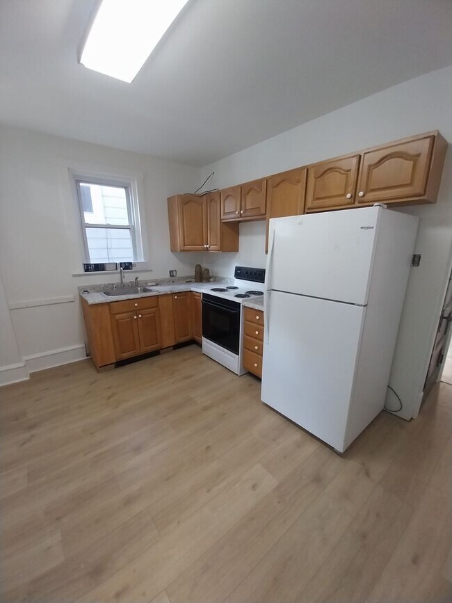 Building Photo - 3 bedroom, 1.5 baths, yard, washer dryer hook up