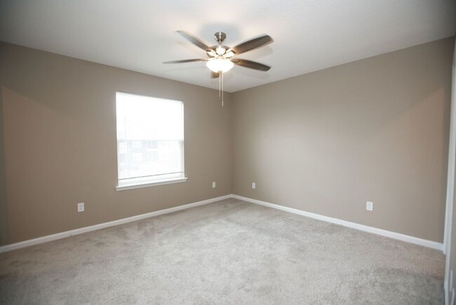 Building Photo - Like new 3 bedroom 2.5 bath townhome is Oa...