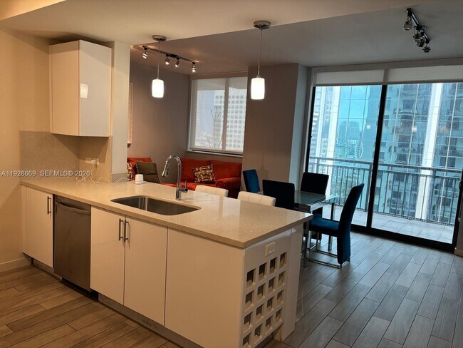 Building Photo - 999 SW 1st Ave