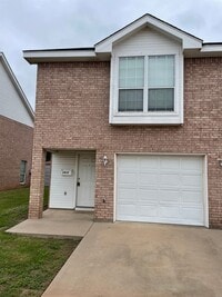 Building Photo - 2 story town house! 3 bed 2.5 bath