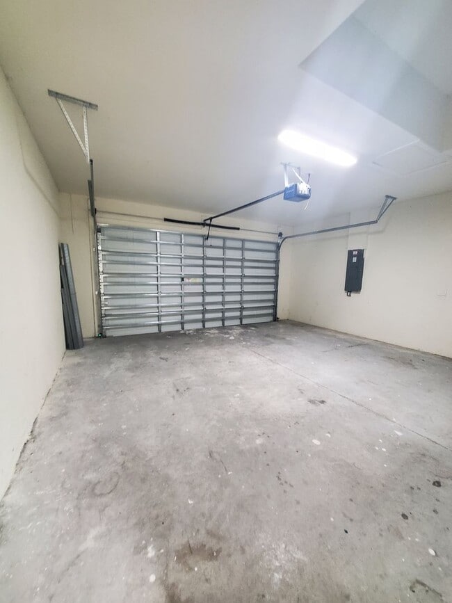 Building Photo - Large 4 Bed 3 Bath with 2 Car Garage-LEHIG...