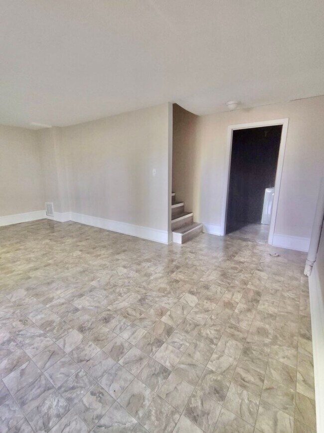 Building Photo - Spacious 3 Level Stafford Townhouse