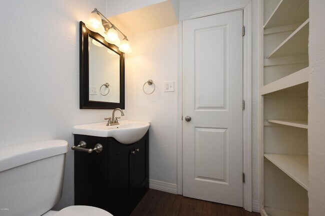 Building Photo - 502 E Mariposa St