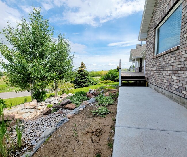 Building Photo - Beautiful, Custom Home in Comore Loma on 2 Acre Lot!  4 Beds, 3 Baths by Real Property Management