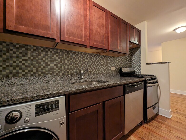 Building Photo - 557 W Arlington Pl