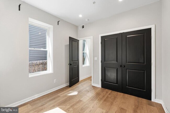 Building Photo - 2526 W Girard Ave